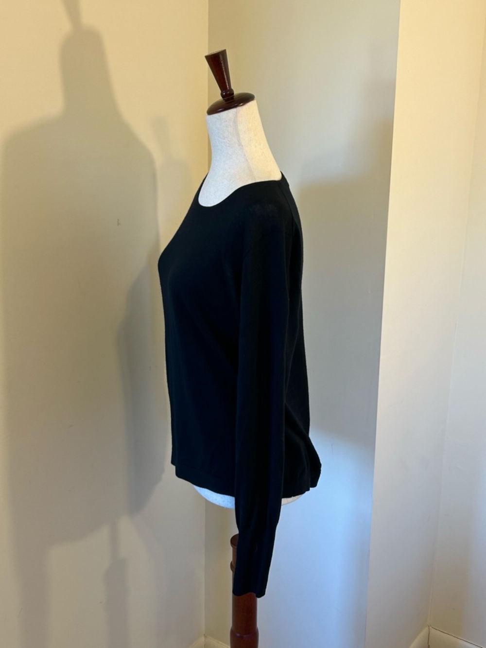 Like NEW JCREW Black Merino SZ M Long Sleeve Scoop Neck Sweater Classic Quality! - Picture 4 of 7